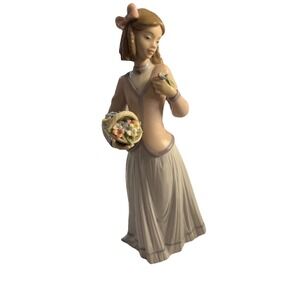 LLADRO INNOCENCE IN BLOOM #7644 GIRL WITH FLOWERS‎ 1996 COLLECTORS SOCIETY